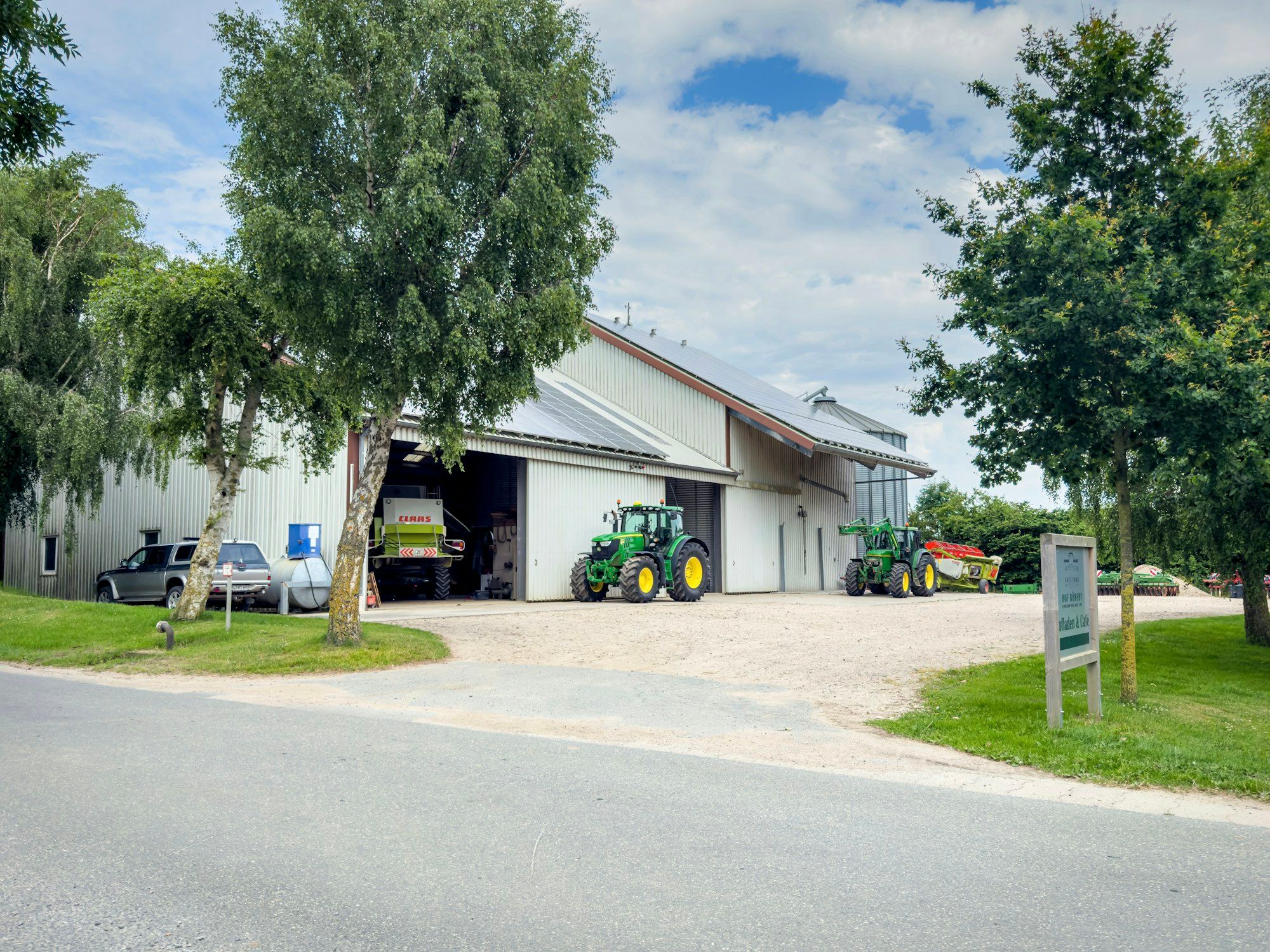 Hofstelle mit Maschinenhalle