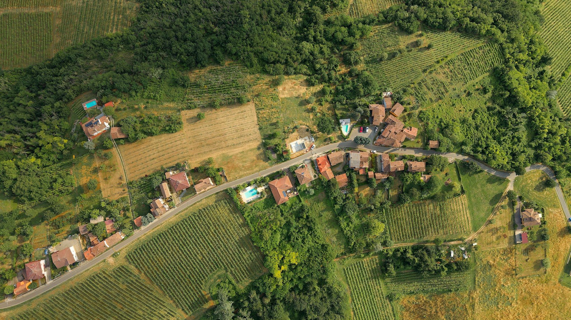 Dorfrand mit angrenzenden Feldern aus der Luft