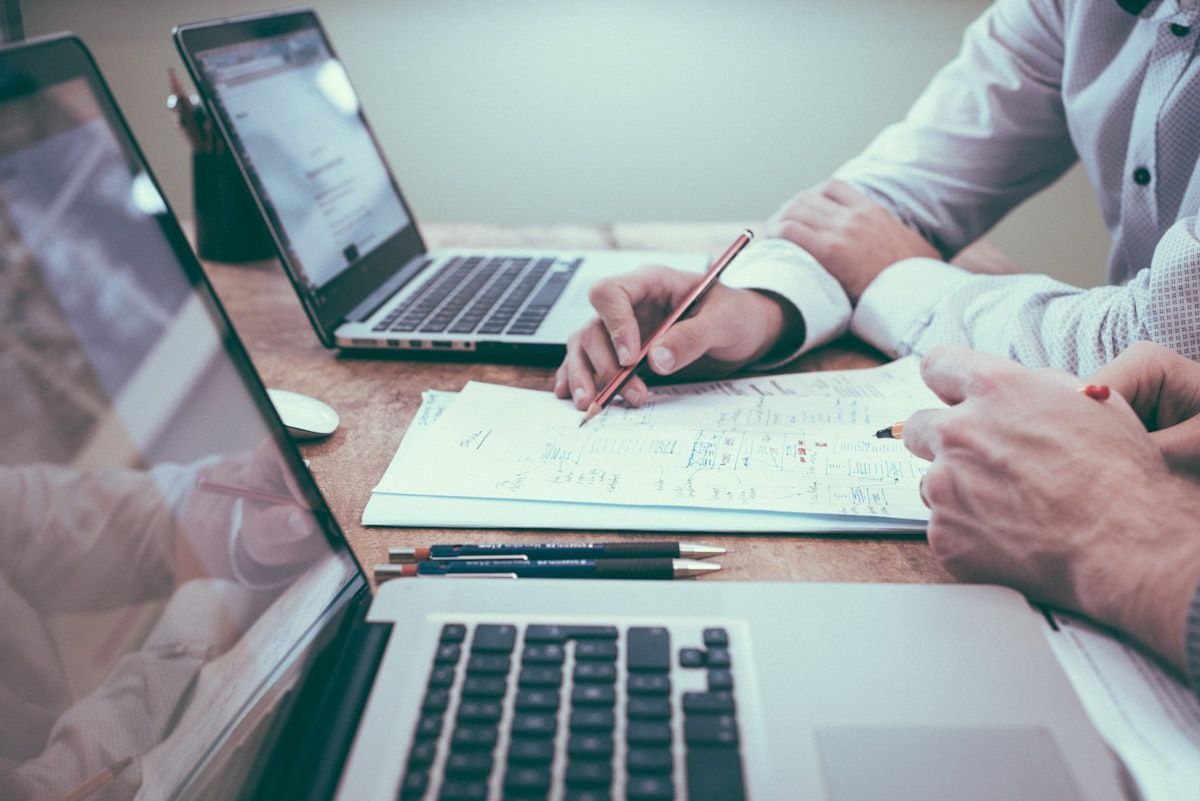 Planung und Unterlagen am Arbeitsplatz
